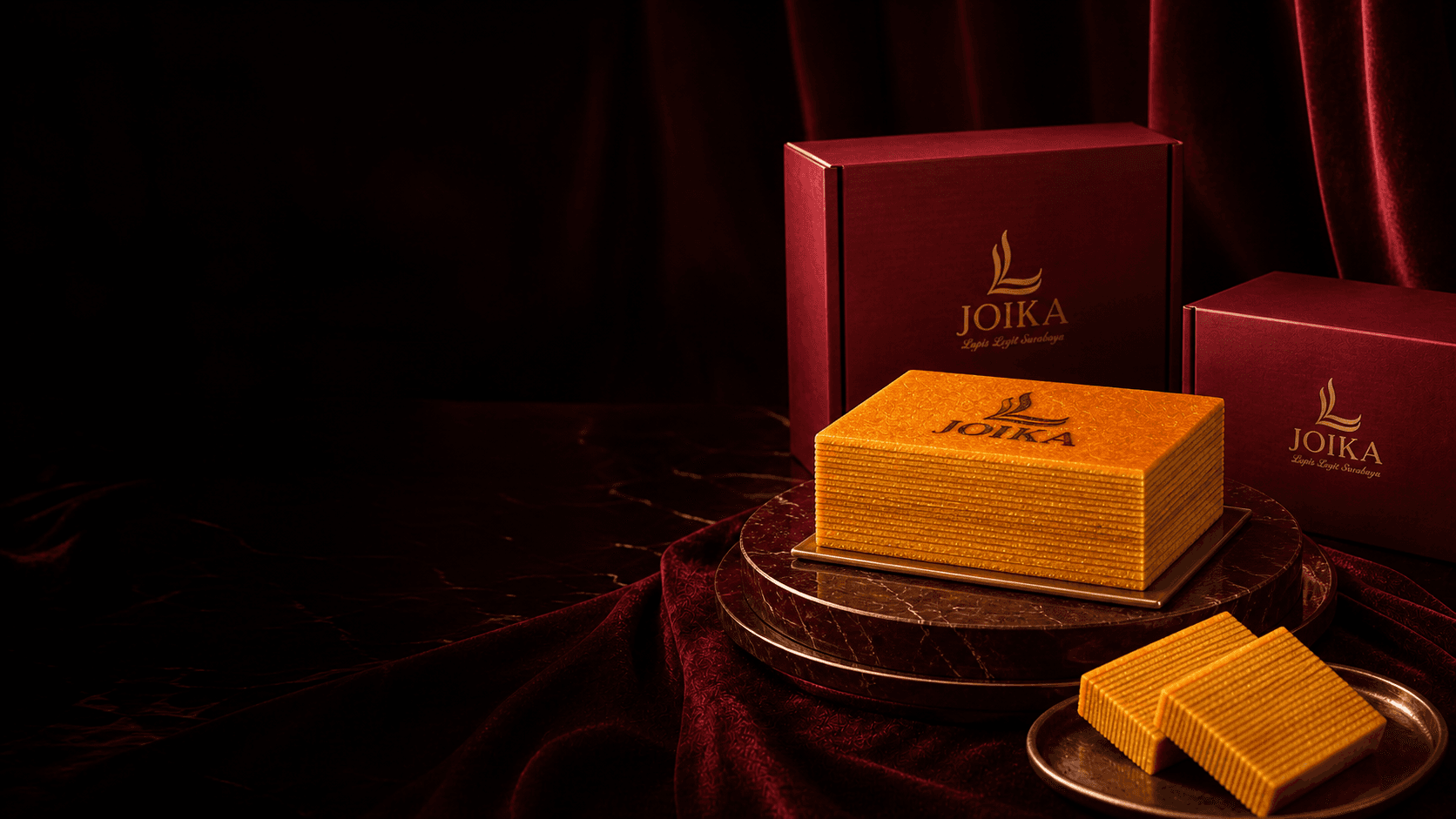 Joika Lapis Legit dengan lapisan tipis, panggung merlot, dan kemasan premium.