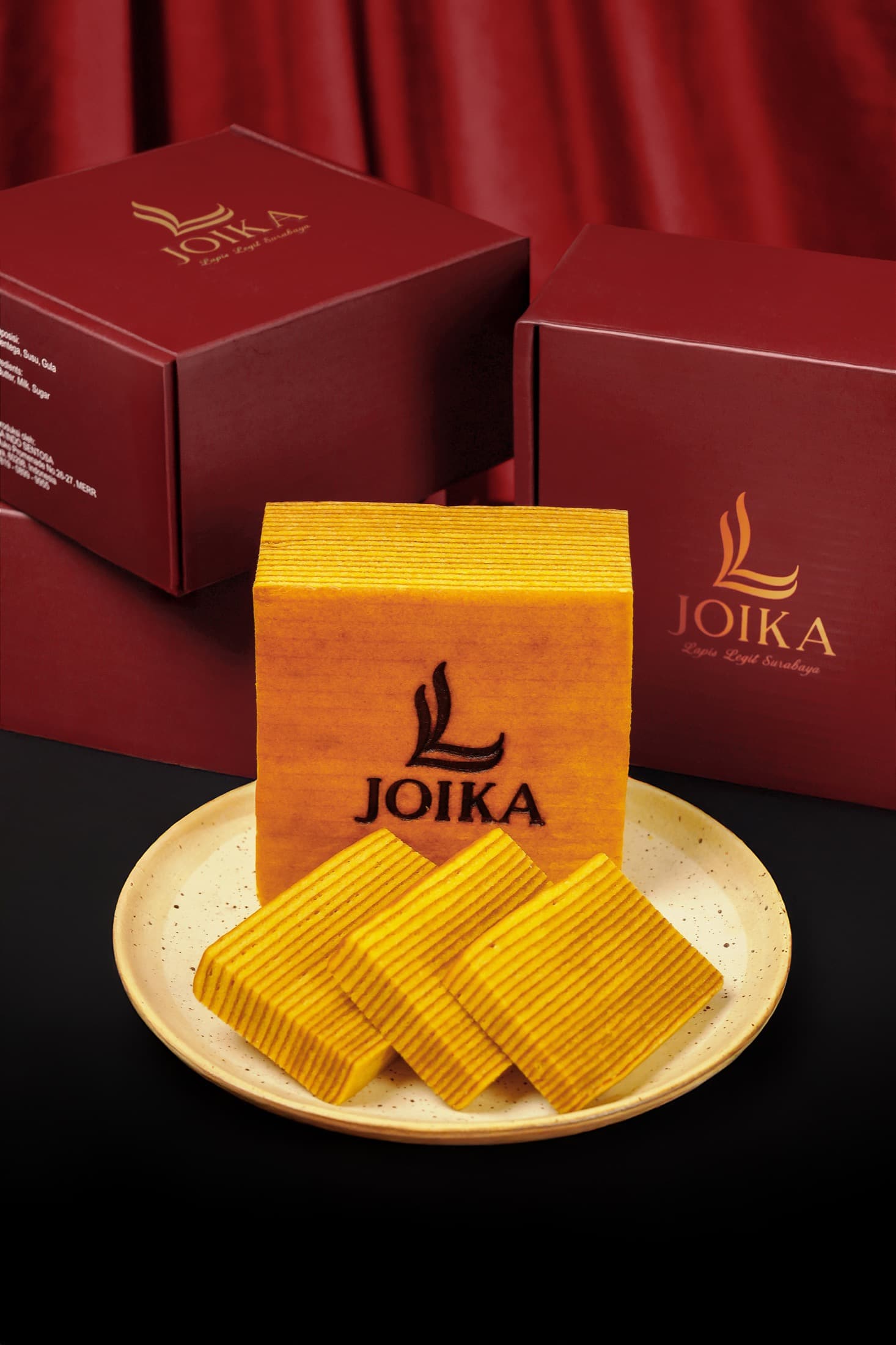 Lapis Legit Joika dengan kemasan merlot untuk presentasi hadiah.