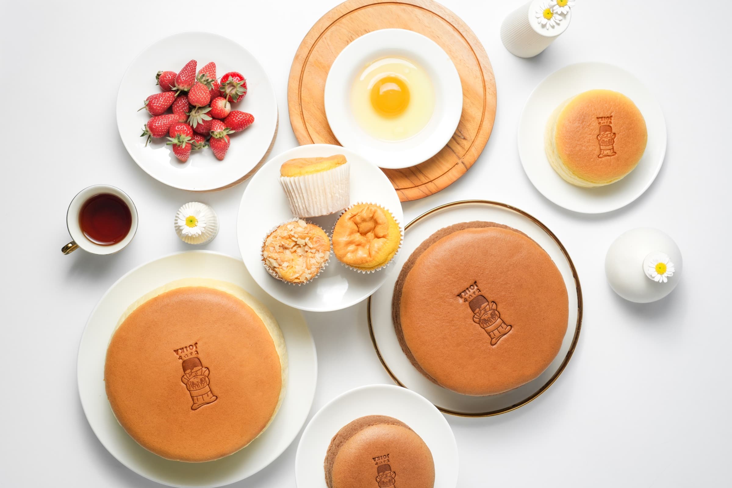 Rangkaian Japanese cheesecake dan Bolu Joika dalam komposisi dari atas.