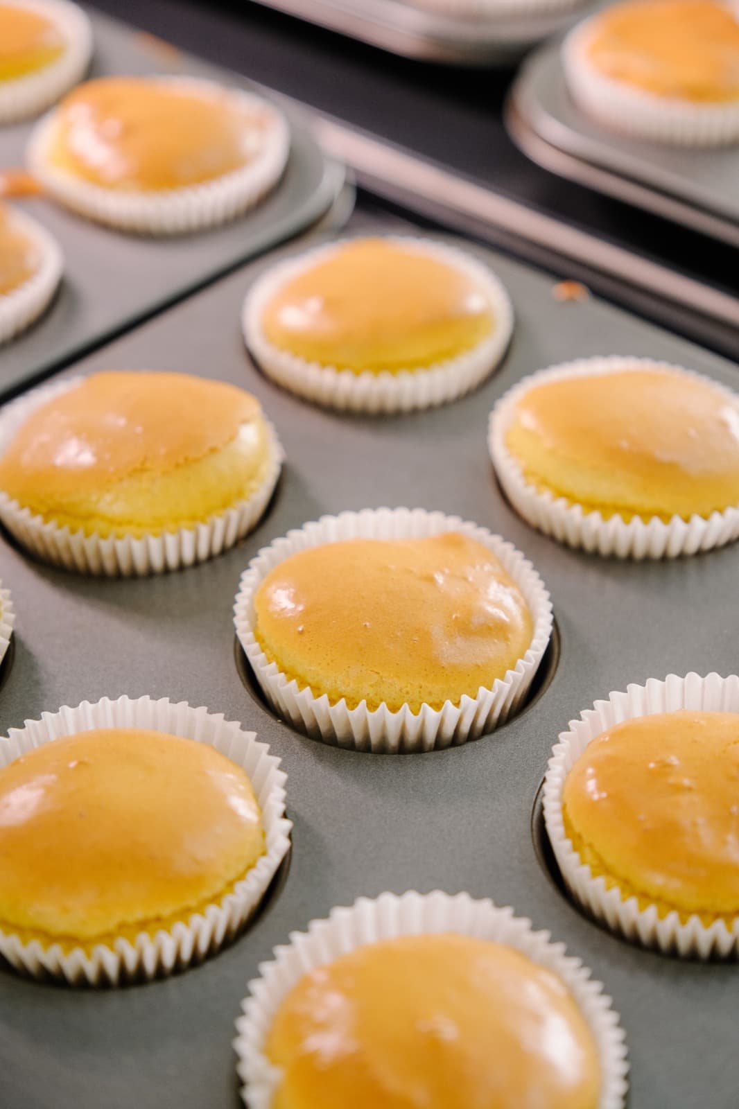 Japanese cheesecake ukuran personal tersusun di atas loyang produksi.