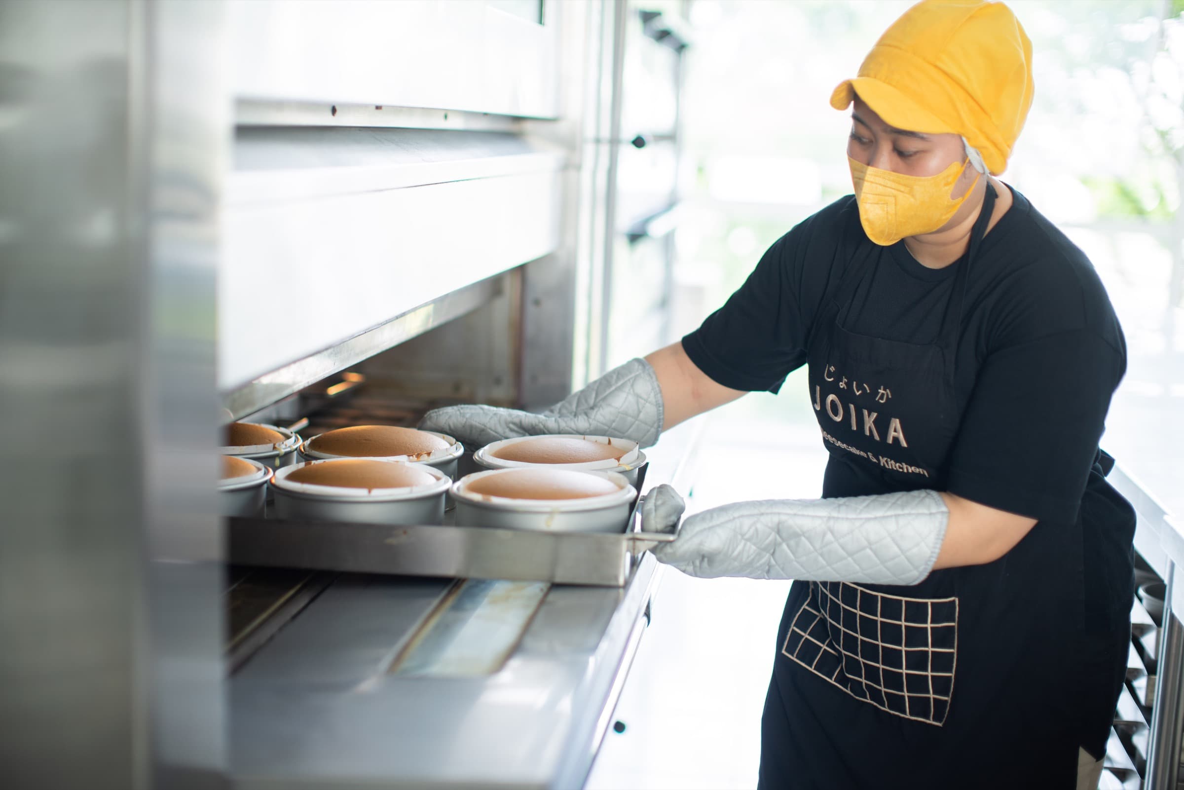 Tim produksi Joika mengeluarkan Japanese cheesecake dari oven.